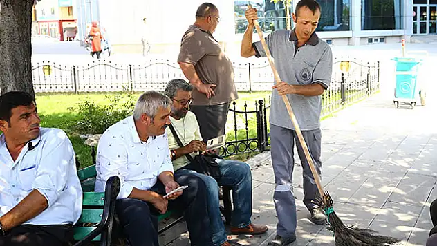 Konya'da temizlik işçisinden alkışlanacak hareket! Bulduğu 35 bin liralık çeki sahibine teslim etti