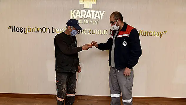 Konya'da temizlik personeli, yolda bulduğu cüzdanı sahibine teslim etti