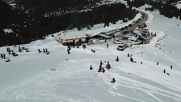 Konya'da tepsi ile kayarken taşa çarpan 2 kişi yaralandı