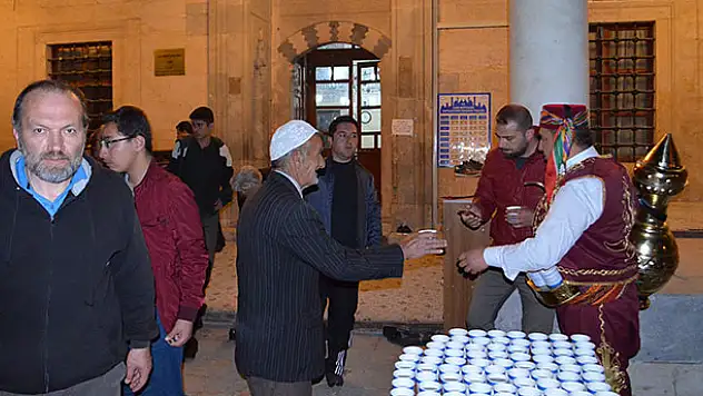 Konya'da Teravih namazı çıkışı cemaate Osmanlı şerbeti ikramı