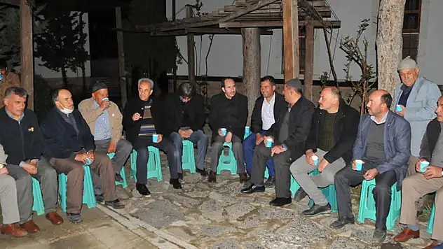 Konya'da teravih sonrası közde çay ikramı geleneği sürüyor
