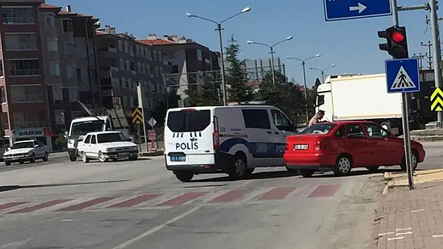 Konya'da ters yönde giden sürücü karşıdan polis gelince geri geri kaçmaya çalıştı, yakayı ele verdi
