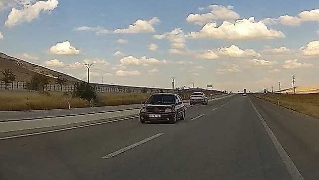 Konya'da ters yönde ilerleyen otomobil kazaya davetiye çıkardı