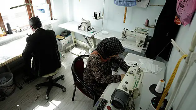 Konya'da terzi karı koca sağlık çalışanlarına ücretsiz maske üretiyor