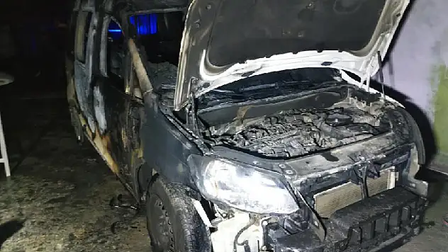 Konya'da tinerle sanayideki iş yerinde soba yakmak isteyen kişi  hem kendini hem de arabayı yaktı