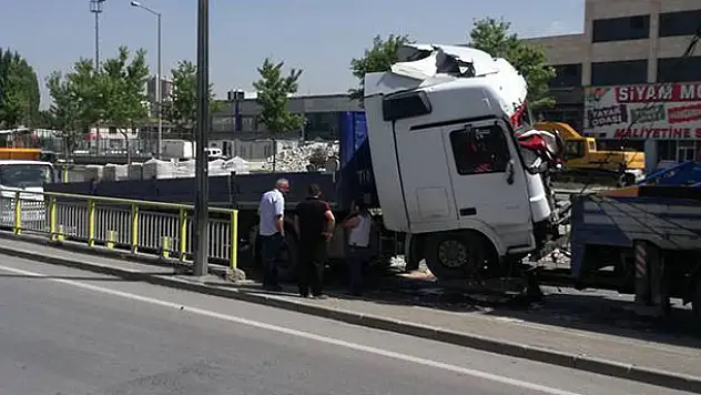 Konya'da tır alt geçit duvarına çarptı: 2 yaralı