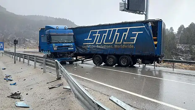 Konya'da tır bariyerlere çarptı: 1 yaralı