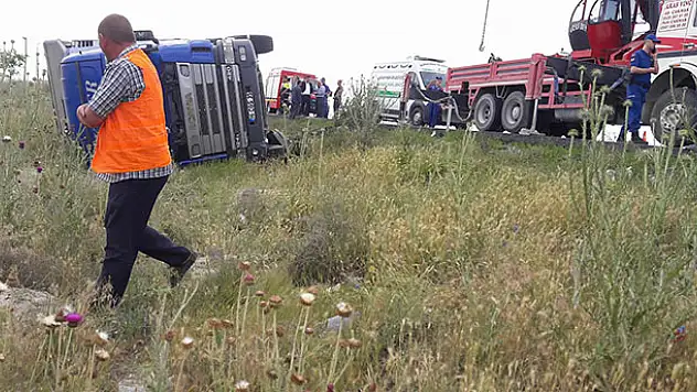 Konya'da tır devrildi: 1 ölü, 1 yaralı