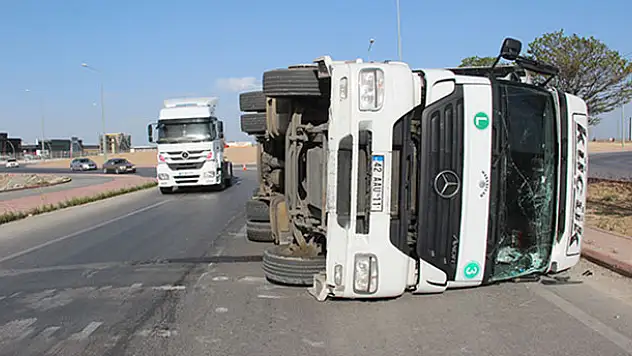 Konya'da tır devrildi: 1 yaralı