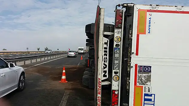 Konya'da tır devrildi! 2 kişi yaralandı