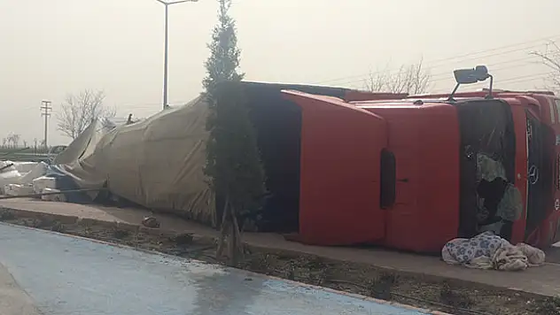 Konya'da tır devrildi: 2 yaralı