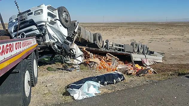 Konya'da TIR devrildi, sürücü öldü