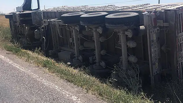 Konya'da tır devrildi! Sürücü yara almadan kurtuldu