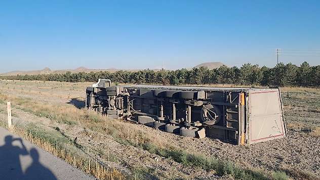 Konya'da tır, direksiyon hakimiyetini kaybetti