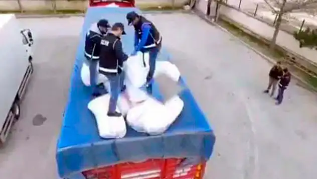 Konya'da tır dorsesinde kaçak sigara bulundu
