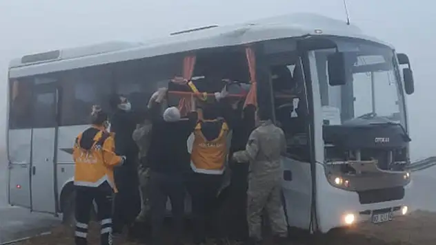 Konya'da tır ile askeri personeli taşıyan servis midibüsü çarpıştı: 10 yaralı