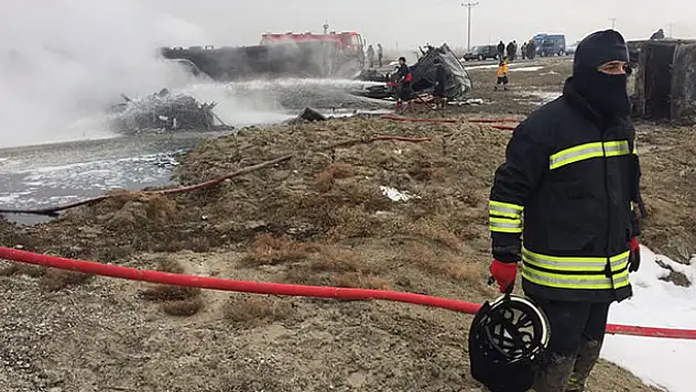 Konya'da tır ile mazot yüklü tanker çarpıştı