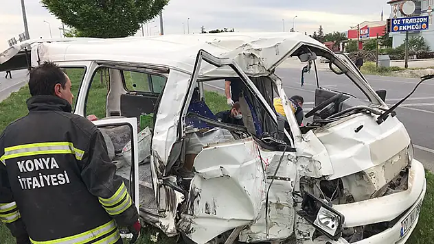 Konya'da tır ile minibüs çarpıştı: 7 yaralı
