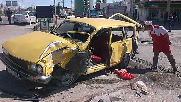 Konya'da TIR ile otomobil çarpıştı