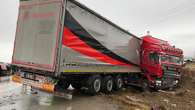 Konya'da tır ile otomobil çarpıştı!