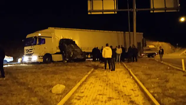 Konya'da tır ile otomobilin çarpıştığı kazada 2 kişi yaralandı
