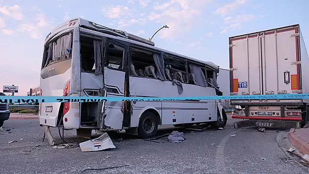 Konya'da tır ile servis otobüsünün çarpışması sonucu 1 kişi öldü, 25 kişi yaralandı

