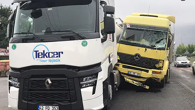 Konya'da tır, kırmızı ışıkta bekleyen araçlara çarptı: 12 kişi yaralandı
