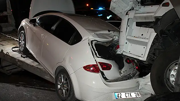 Konya'da tır kırmızı ışıkta bekleyen dört aracı biçti : 2 yaralı