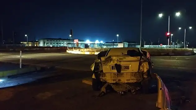 Konya'da tır kırmızı ışıkta bekleyen otomobile çarptı: 3 yaralı
