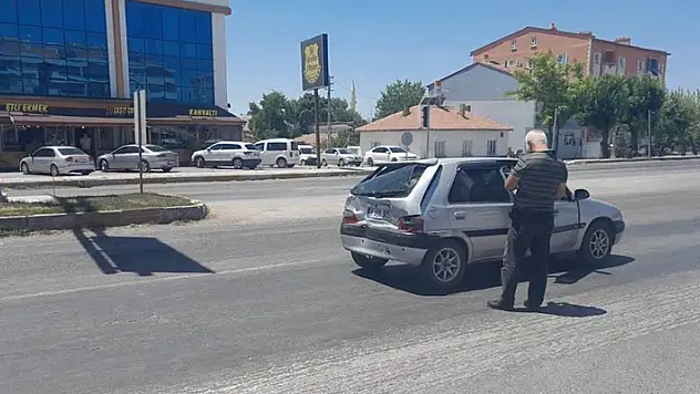 Konya'da tır, kırmızı ışıkta bekleyen otomobile çarptı: 3 yaralı
