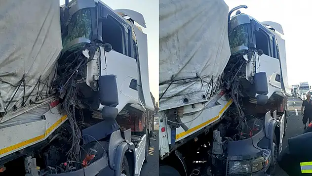 Konya'da tır önündeki tıra çarptı: Sürücü kabinde sıkıştı
