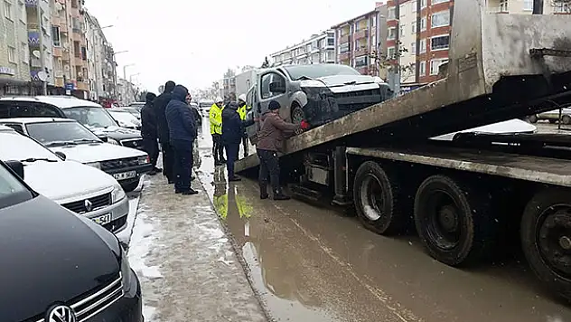 Konya'da tır park halindeki hafif ticari aracı çarptı