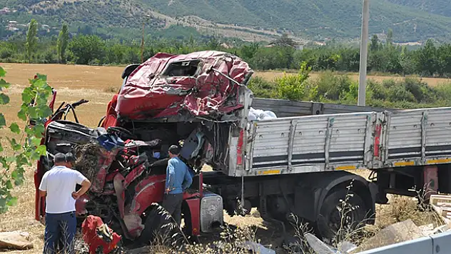 Konya'da tır şarampole devrildi: 1 ölü