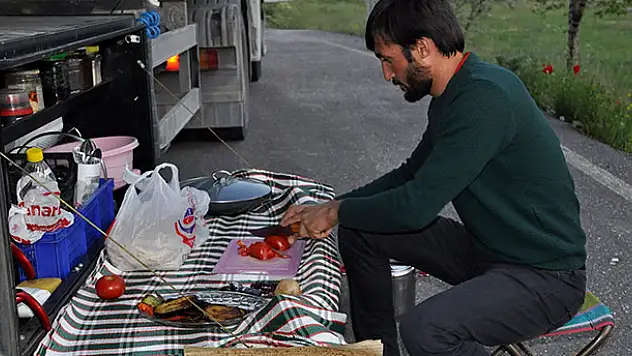 Konya'da tır şoförünün yolda iftarı