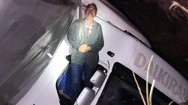 Konya'da tır sulama kanalına devrildi: 3 yaralı