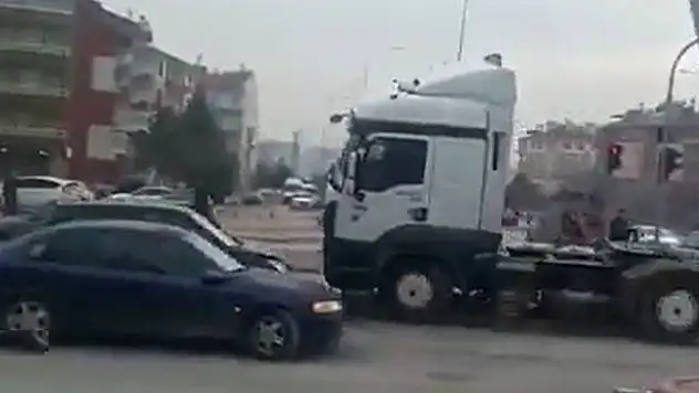 Konya'da tır sürücüsü iki otomobile çarpıp kaçtı