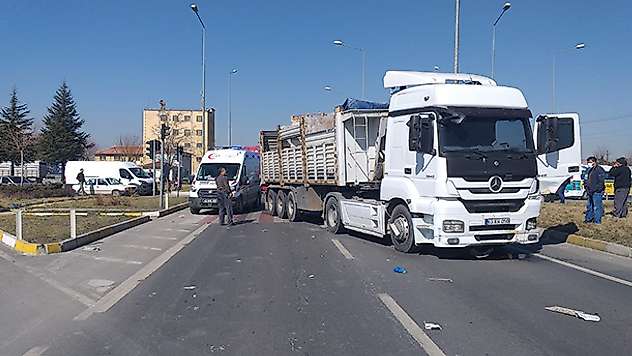 Konya'da tır, tarım aracına çarptı: 1 yaralı