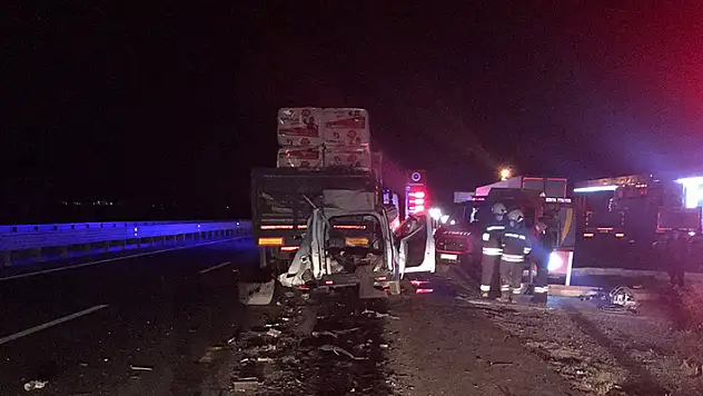 Konya'da tıra arkadan çarpan hafif ticari araçtaki 2 kişi öldü
