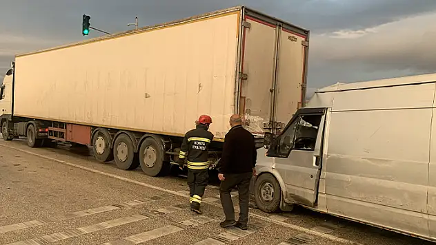 Konya'da tıra arkadan çarpan minibüsteki 2 kişi yaralandı