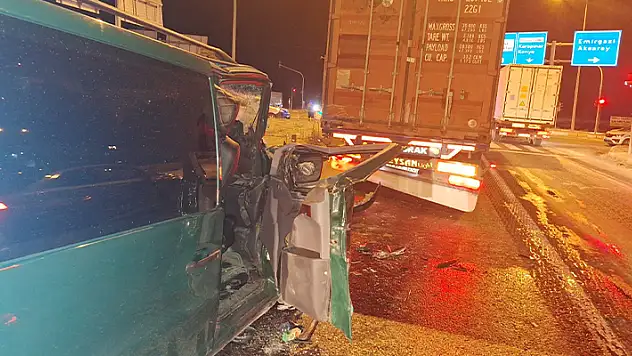 Konya'da tıra çarpan minibüsteki 2 kişi yaralandı
