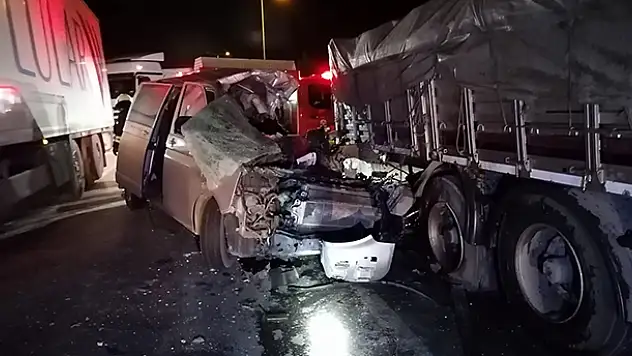Konya'da tıra çarpan minibüsün sürücüsü hayatını kaybetti