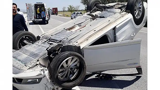 Konya'da tıra çarpan otomobil takla attı: 3 yaralı