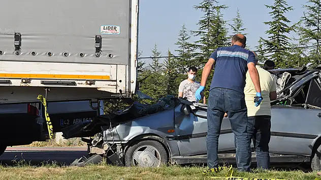 Konya'da tıra çarpan otomobilde 1 kişi öldü, 1 kişi yaralandı
