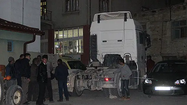 Konya'da tırdan ayrılan dorsenin altında kalan kişi öldü