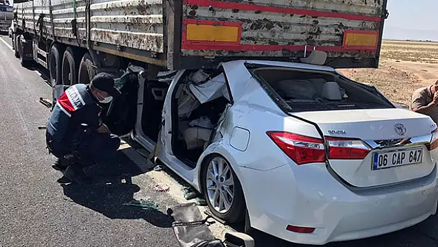 Konya'da tırın altına giren otomobilde 1 kişi öldü, 4 kişi yaralandı