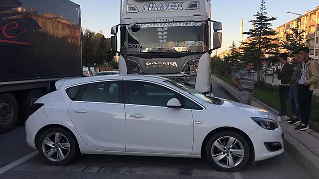 Konya'da tırın çarptığı otomobil 43 metre sürüklendi
