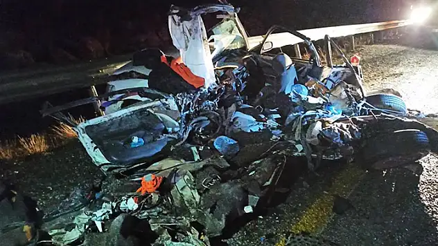 Konya'da tırın çarptığı otomobil hurdaya döndü: 1 ölü, 1 yaralı