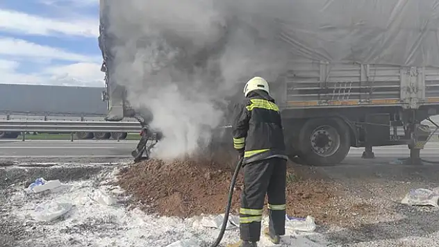 Konya'da tırın dorsesinde çıkan yangın büyümeden söndürüldü
