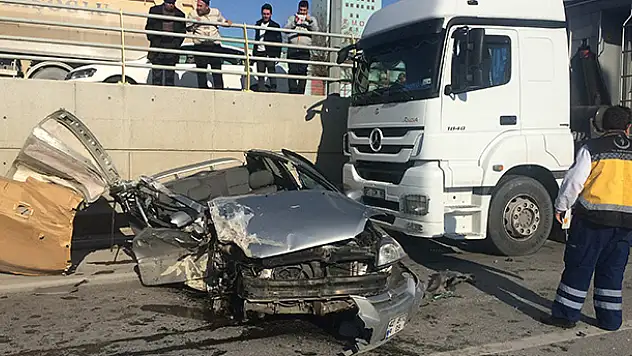 Konya'da tırla çarpışan otomobilin tavanı koptu