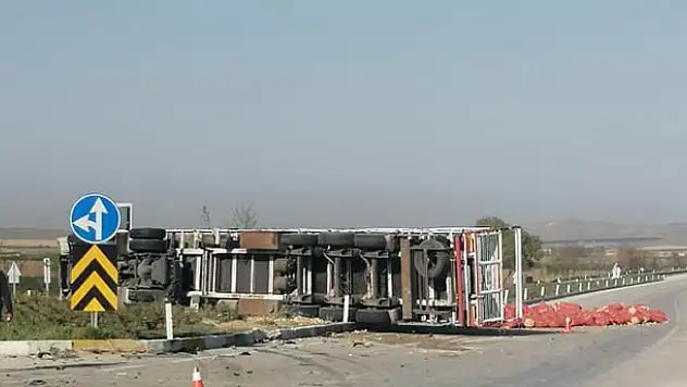 Konya'da tırla çarpışan traktör ikiye bölündü